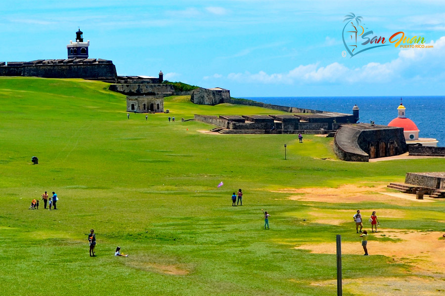 Fly a Kite at El Morro - Things to Do in San Juan with Family for Cruise Visitors